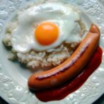 Arroz a la cubana con salchichas