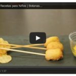 Hacer mini banderillas con salchicha